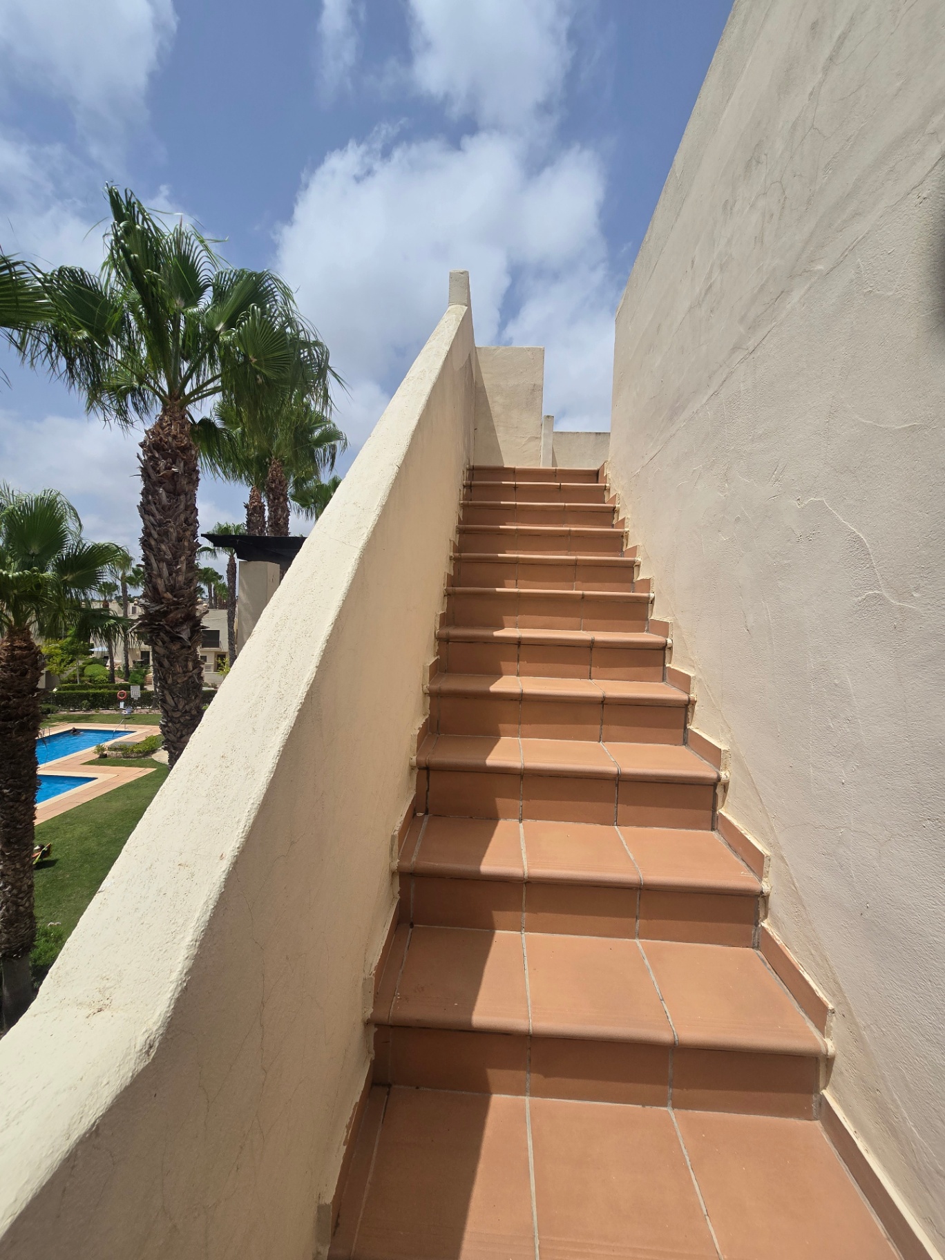 Steps down to the pool